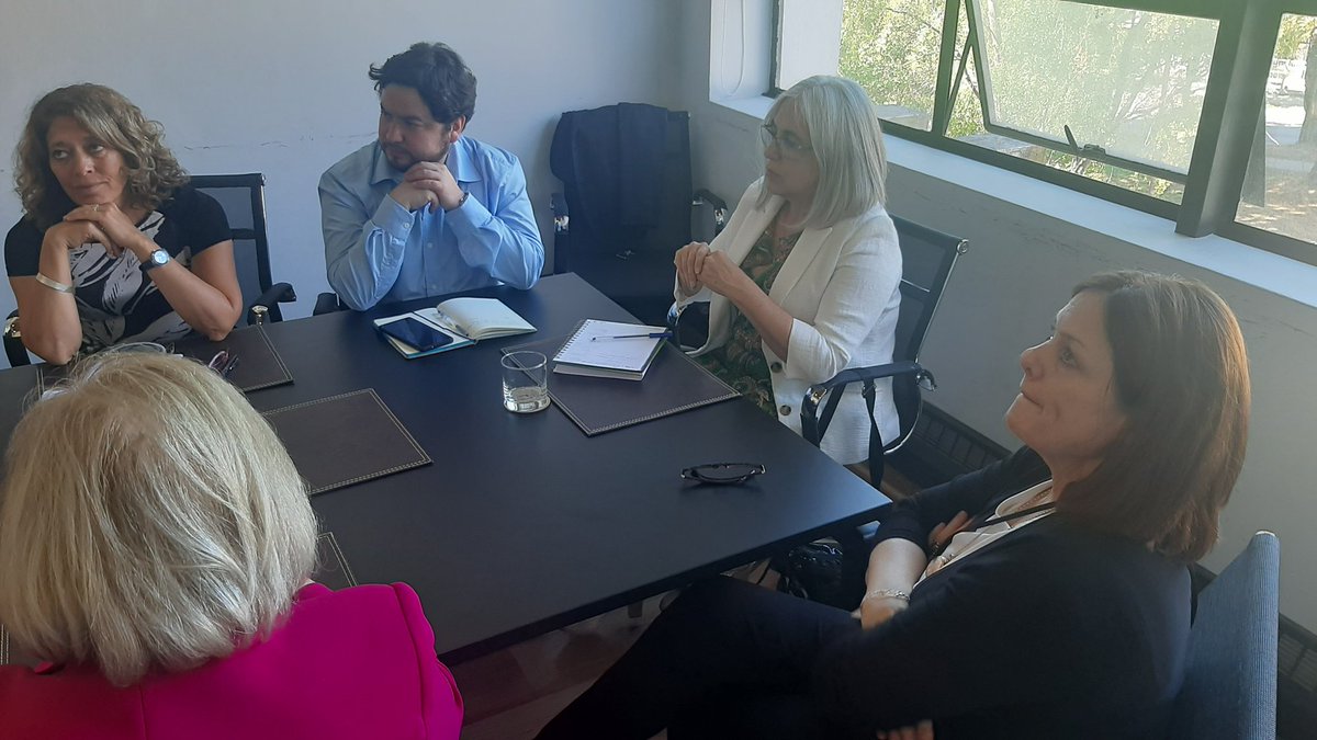 Educbiobio's tweet photo. 📌 Hoy, @Educbiobio,Elizabeth Chávez y @DecanoEducaUdeC,  Óscar Nail se reunieron con Joanne Queen en el contexto del desarrollo de + Conectados, iniciativa de Innovación Educativa para el Aprendizaje Profundo desarrollado por el Centro Más Comunidad @EducacionUdeC 🏢 https://t.co/fvQ8JKWkSX