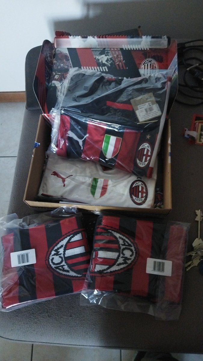 MMeneghello's tweet photo. 😍 Arrivate #Tonali #Ibra #compraoriginale  sempre forza Milan @NonEvoluto https://t.co/HRh2Yl54JW