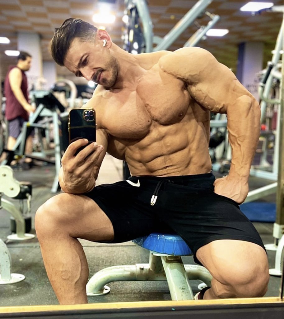 MiddleGiants's tweet photo. Hot handsome iranian bodybuilder hunk with chiseled abs displaying his massive muscles in gym #hotmuscle #pecs #hothunk #biceps @pecs_to #abs #perfectabs #6pack @PecBitch @JrJrb99 @pecs_i #muscleworship #massivechest #hotchest https://t.co/7OYLPSiytX