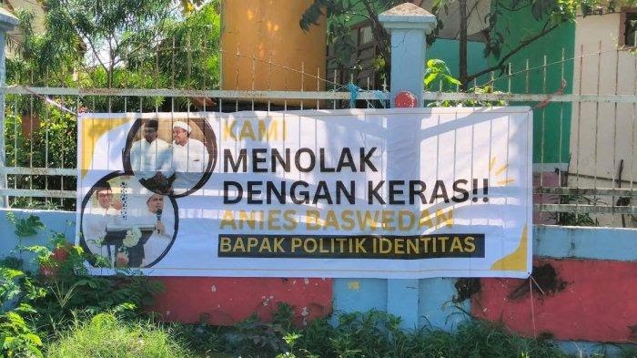Sblmnya bbrp Daerah Menolak.
Skrng NTT juga Menolak.
Dtunggu Daerah² lain. Cara trbaik menghukum Org yg tlh MEROBEK TENUN KEBANGSAAN adlh MENOLAKNYA

Rekam Jejaknya tlh Buruk.
Wajar sj jk Rakyat Menolak krn mrk gk mw daerahnya djadikan Sprti Jakarta yg Ribut krn Politik Identitas