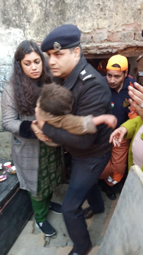 MedhaRoopam's tweet photo. हापुड़ कोटला सादात इलाके में बोरवेल में गिरे बच्चे की सुचना मिलते ही प्रशासन तथा एनडीआरएफ ने लगभग 4 घन्टे के कड़े रेस्क्यू आपरेशन के दौरान बच्चे को सकुशल बाहर निकाल लिया गया है I बच्चे को इलाज के लिये अस्पताल में शिफ्ट कर दिया गया है I @UPGovt @CMOfficeUP #IAS https://t.co/WP9P56KxoA