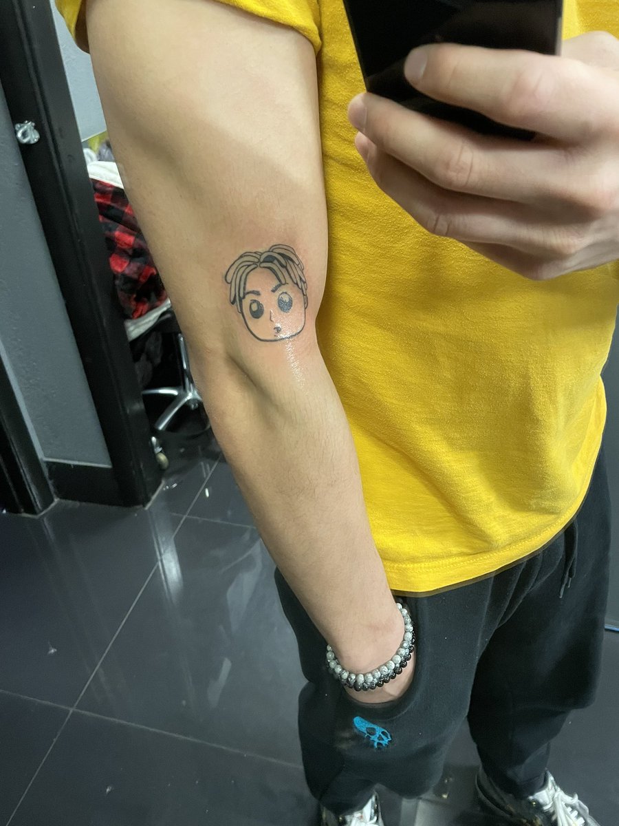papelito_studio's tweet photo. Wen a project is for life. @DeadHeadsNFTโs @pawsy_bb art, remixed by @papelito_studio on @BennyDLowKey & friend! + #deadheadsnft logo on @iBenKind ๐
What a journey people!
#web3 #nftcommunity https://t.co/IQc70LGOYN