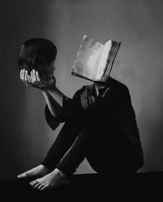 literlandweb1's tweet photo. "Leer me ha salvado, no la vida sino el espíritu. Leer es protección y refugio en tiempos difíciles. Y en tiempos de paz y felicidad, leer sigue siendo refugio del espíritu. No asedia, acoge. No rechaza, se abre". 
Catherine Clement https://t.co/NL5KNXjkdY