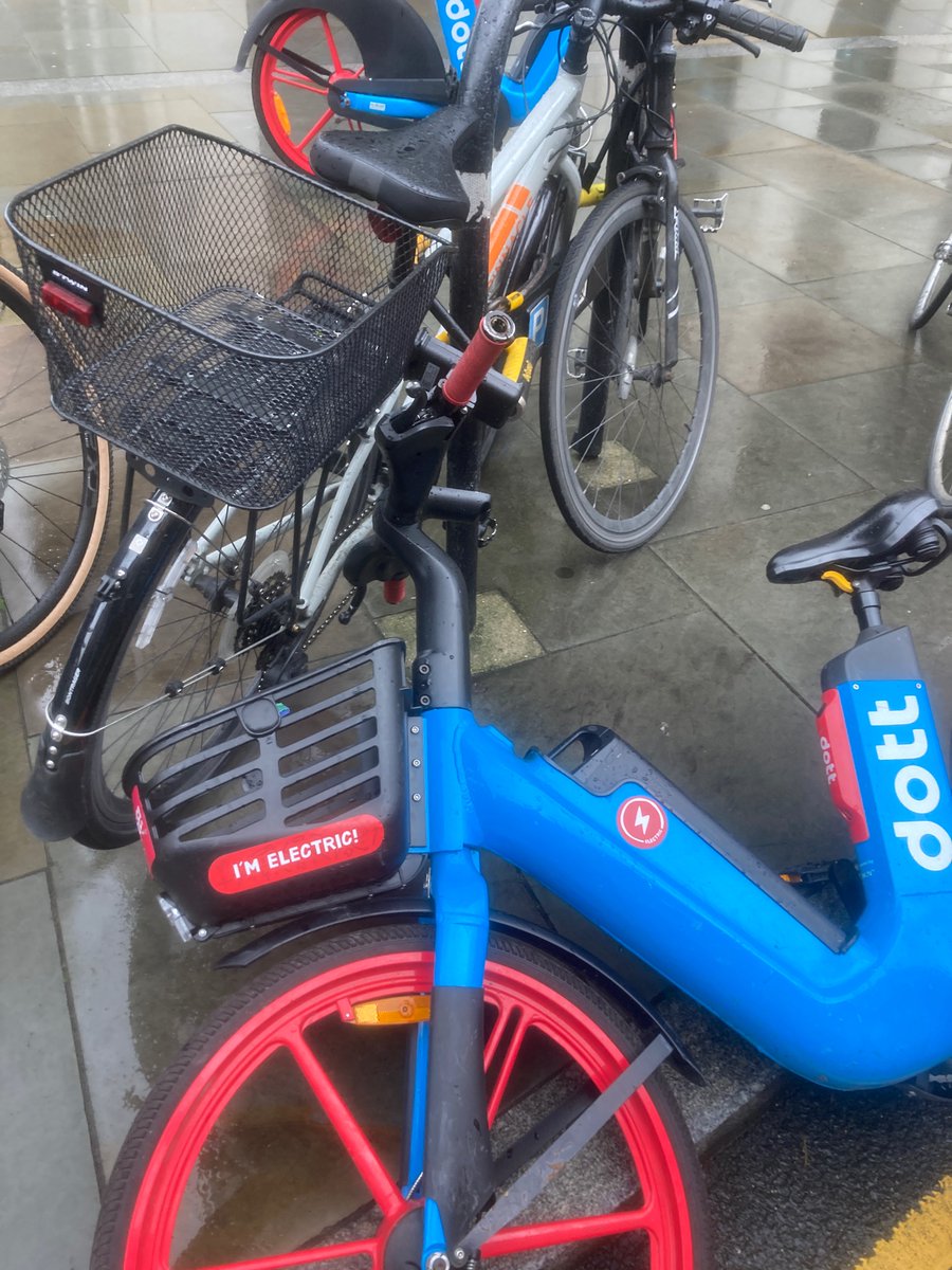 lenawtrmn's tweet photo. @dott_uk almost pulled my back trying to lift this bike that was parked on the street and jammed in my back wheel. This area has had loads of Dott bikes obstructing the pavement, can you please update/sort out parking guidelines? Thanks ✌🏻

w3w location: pans.park.overnight. https://t.co/3pPiP9RUrk