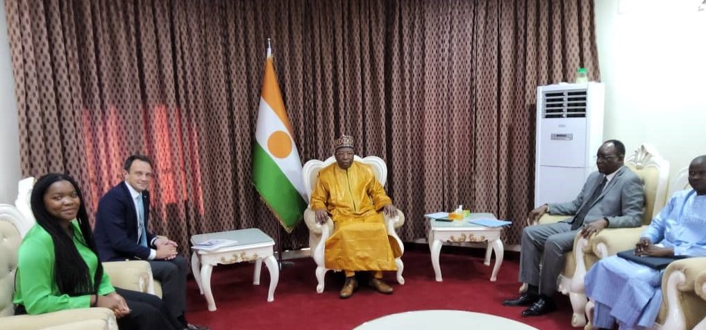 L’Ambassadeur <a href="/salvadorpf/">Salvador PF</a> a été reçu hier en audience par le #PM du #Niger, SEM Ouhoumoudou Mahamadou, en présence du Ministre du Commerce, A. Alhada, pour échanger sur l’état des préparatifs du Business Forum 🇪🇺🇳🇪 qui se tiendra à Niamey. Pour + d'infos: bf-ue-niger.org