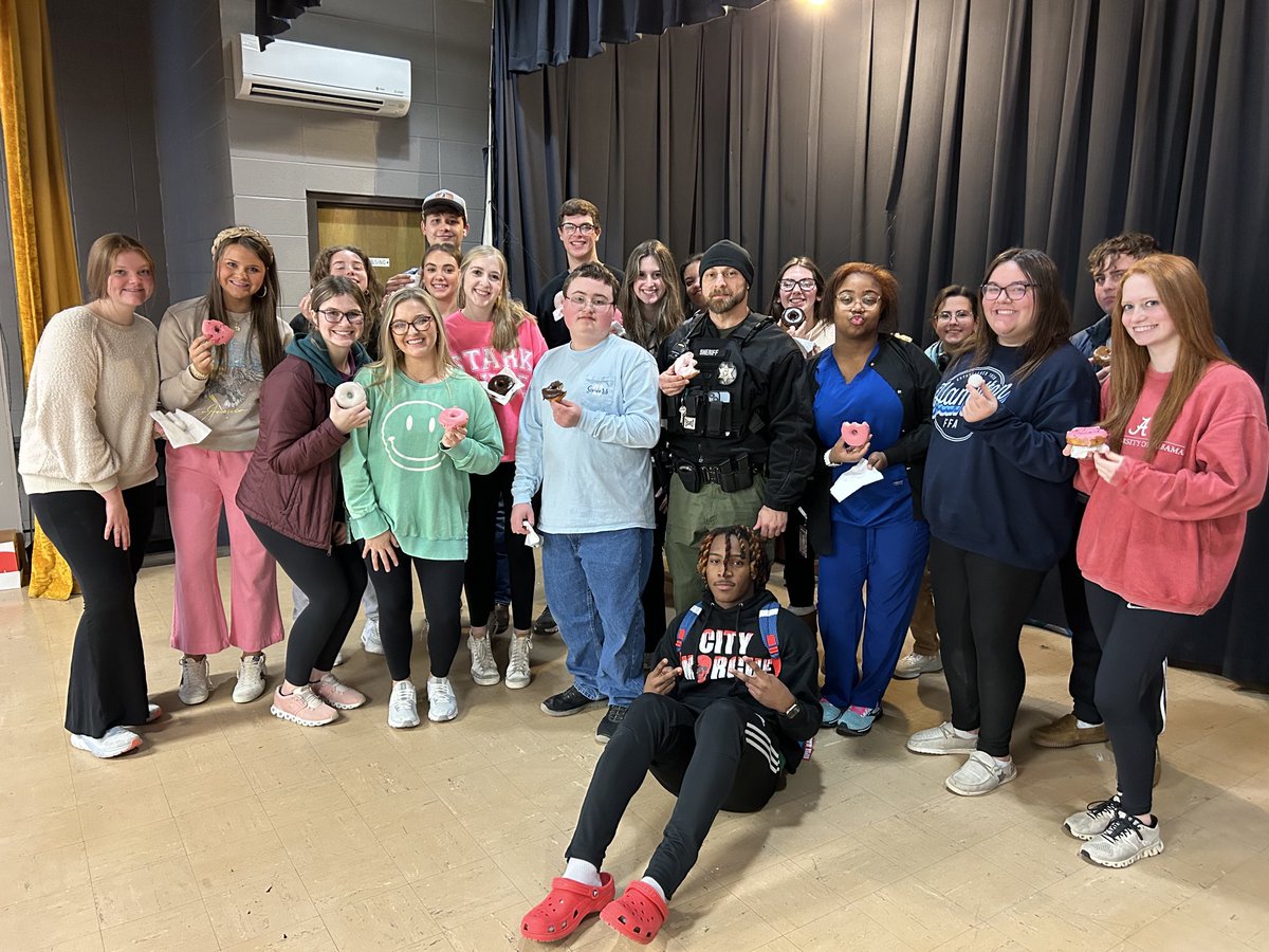 MonroeCoALC's tweet photo. The ALC Delegates, on behalf of the entire ALC student body, served doughnuts and coffee to say Thank You to our SRO, Officer Madrid, for all you do to keep us safe. #nationallawenforcementday #thinblueline https://t.co/7WmdZC8Wn9