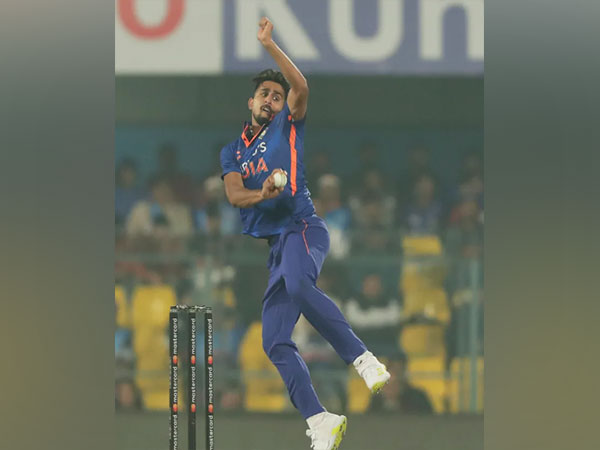 ani_digital's tweet photo. Umran Malik clocks 156 kph in 1st ODI against SL, betters record as India's fastest bowler 

Read @ANI Story | https://t.co/anHNlRIy20
#UmranMalik #Cricket #INDvsSL #fastestbowler https://t.co/GOKwYzCtip