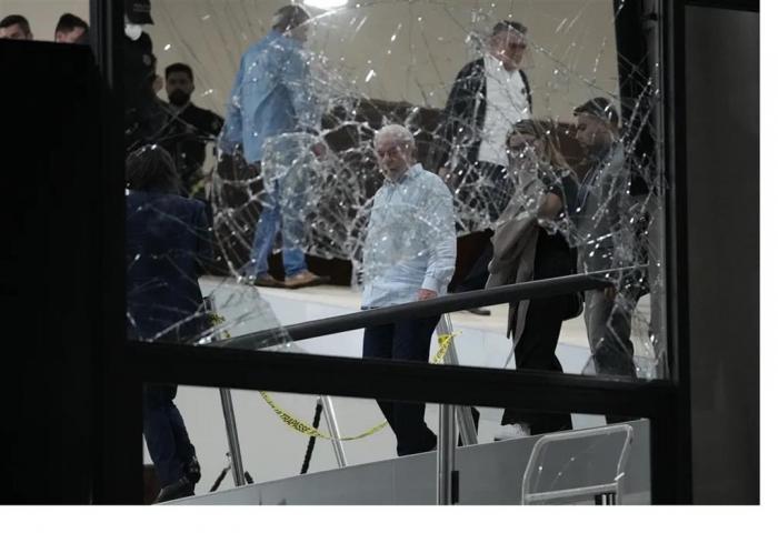 El mundo cerró filas para proteger el mandato constitucional del hermano Lula, el intento golpista no logró su objetivo aunque sí puso en alerta a los hombres y mujeres de bien que luchan por difnificar a los pueblos, algo que siempre evitará la derecha continental