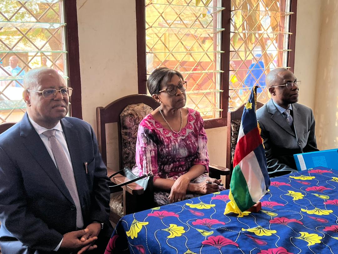 OMSCentrafrique's tweet photo. 10.01.23 - En #RCA 🇨🇫, la #DR de l'@OMS_Afrique a visité l'hôpital le #Castors à #Bangui_2. Dr @MoetiTshidi en compagnie du Ministre Dr @PierreSomse2 était venue vivre les leçons apprises sur la synergie de travail entre le personnel de #santé et les leaders communautaire. https://t.co/eht5dSh5jn