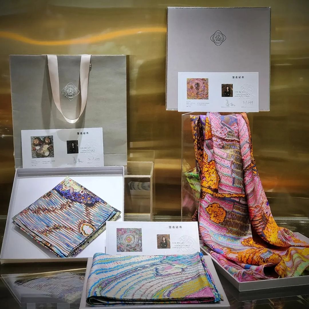 My art derivative online, I hope you like 😍 ❤
Reprint: ✨ Silk rose fiber Silk scarf &amp; artist Jiang Miao's work limited per piece #artwork #jiangmiao