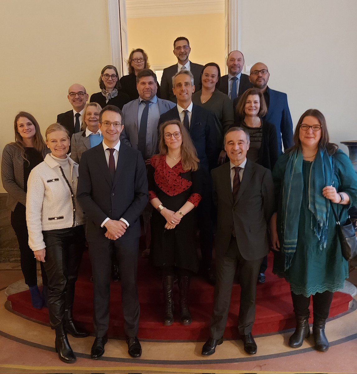 e_de_gonneville's tweet photo. Photo de classe ! 
Réunion avec les membres du nouveau conseil d'administration du Lycée 🇨🇵 Saint Louis de #Stockholm.
Merci pour votre engagement au service des élèves de l'enseignement français en 🇸🇪 ! @aefeinfo @IF_Suede @francediplo https://t.co/Ij7NTBPKmn