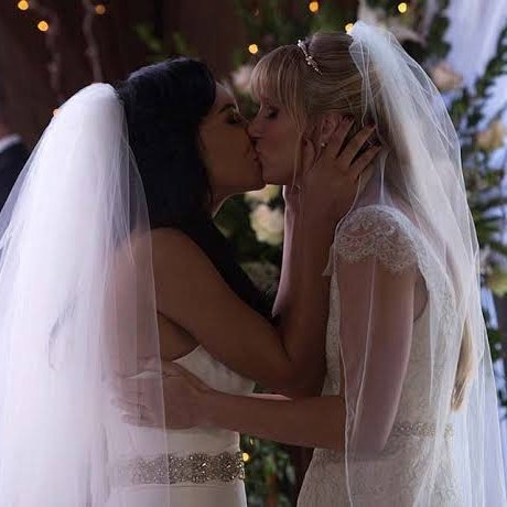 A Importância da Naya para comunidade LGBTQIA+. 

Naya ajudou e continua ajudando muitas pessoas a se assumirem e se aceitarem. Santana foi um marco na carreira dela, como a própria Nickayla (Irmã) disse, ela não sabia a dimensão do impacto dessa personagem na vida das pessoas.