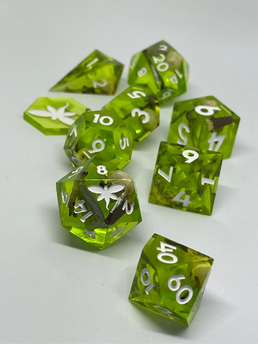 ArcaneFey's tweet photo. This was a fun set for a custom order! Gelatinous cube dice! 💀 WITH REAL BONES! I love how they turned out 😍

 #dice #dnddice #ttrpg #handmadedice #d20 #dnd https://t.co/NTNxLaEe4C