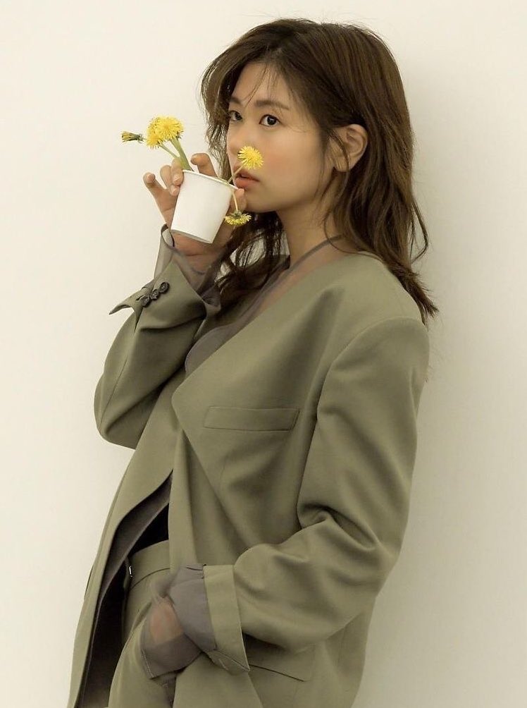 BuyeonsCult's tweet photo. #JungSoMin is one of the unproblematic Korean actresses that I know, but still got a lot of hate. Discrediting. Disrespecting by other fandoms. Throwing false accusations at her. Calling her ugly and granny. YOU’LL SHE DOESN'T DESERVE TO BE TREATED THIS WAY. JSM DESERVES BETTER. https://t.co/nlY5ar91ju