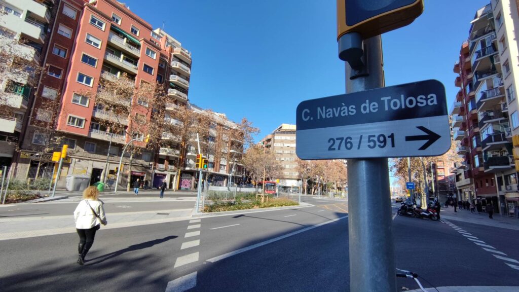 btvnoticies's tweet photo. El tram renovat de l'avinguda Meridiana estrena també plaques: una ha generat confusió entre el veïnat.

➡ No encerta ni el nom ni la numeració del carrer

https://t.co/DA3nLZdZpY https://t.co/BPNBn3vlmg