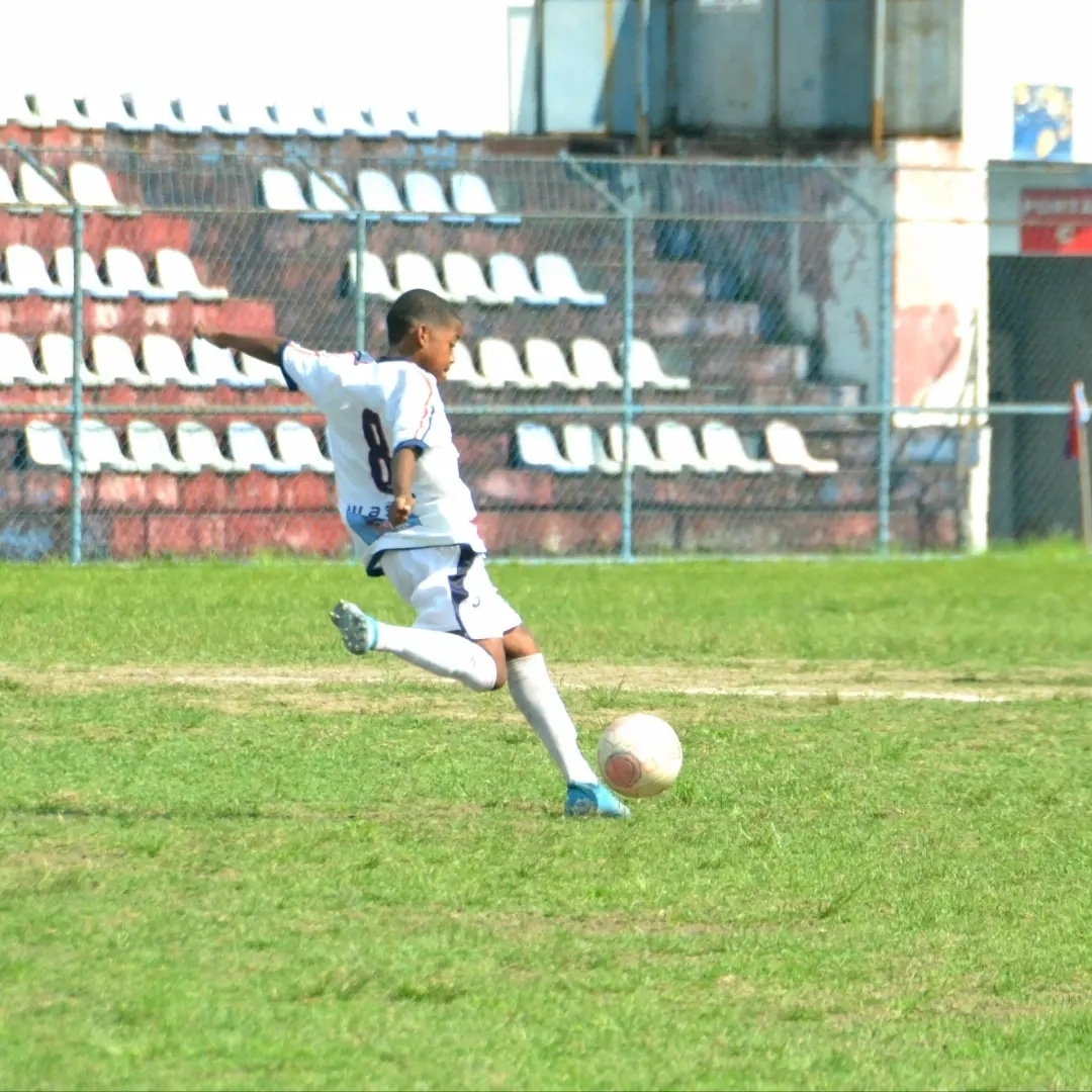 Ah, mas jogador de futebol ganha muito para fazer oq faz" (virá jogador então caralho) dedique sua adolescência inteira por algo incerto, aprender a lidar com a saudade, viver  com muito pouco até dá certo. Ninguém fala "tá precisando de alguma coisa?" Mas sempre falam quando vir