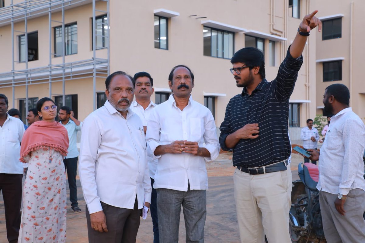 BvkSuda's tweet photo. ఈనెల 18 న ఖమ్మం నూతన సమీకృత కలెక్టరేట్ ప్రారంభోత్సవానికి @trsCMkcr విచ్చేస్తున్న నేపథ్యంలో @Collector_KMM @MC_Khammam గారితో @BvkSuda   నూతన కలెక్టరేట్ ప్రాంతాన్ని సందర్శించి,ఏర్పాట్లను పర్యవేక్షించి,భారీ బహిరంగ సభ ఏర్పాట్ల గురించి వివరించారు
@KTRTRS @puvvada_ajay @TelanganaCMO https://t.co/W5IWsTl2NU