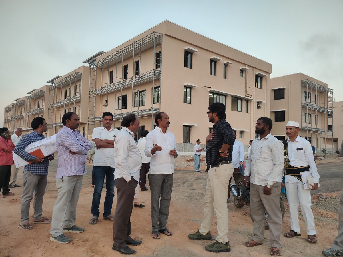 BvkSuda's tweet photo. ఈనెల 18 న ఖమ్మం నూతన సమీకృత కలెక్టరేట్ ప్రారంభోత్సవానికి @trsCMkcr విచ్చేస్తున్న నేపథ్యంలో @Collector_KMM @MC_Khammam గారితో @BvkSuda   నూతన కలెక్టరేట్ ప్రాంతాన్ని సందర్శించి,ఏర్పాట్లను పర్యవేక్షించి,భారీ బహిరంగ సభ ఏర్పాట్ల గురించి వివరించారు
@KTRTRS @puvvada_ajay @TelanganaCMO https://t.co/W5IWsTl2NU