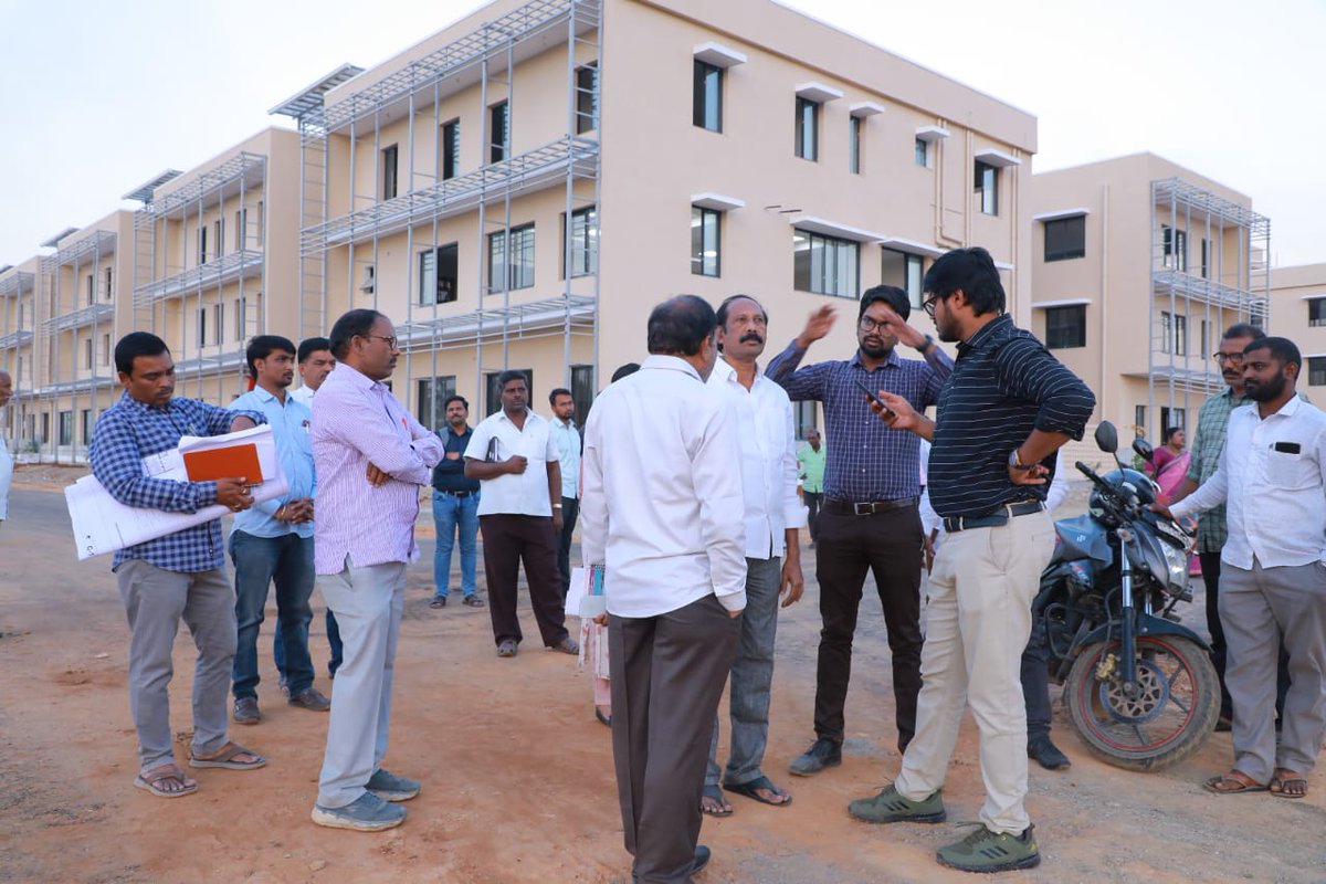 BvkSuda's tweet photo. ఈనెల 18 న ఖమ్మం నూతన సమీకృత కలెక్టరేట్ ప్రారంభోత్సవానికి @trsCMkcr విచ్చేస్తున్న నేపథ్యంలో @Collector_KMM @MC_Khammam గారితో @BvkSuda   నూతన కలెక్టరేట్ ప్రాంతాన్ని సందర్శించి,ఏర్పాట్లను పర్యవేక్షించి,భారీ బహిరంగ సభ ఏర్పాట్ల గురించి వివరించారు
@KTRTRS @puvvada_ajay @TelanganaCMO https://t.co/W5IWsTl2NU