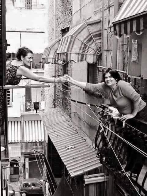 “Escuché a mi mamá pedir sal a los vecinos. Pero teníamos sal en la casa. Le pregunté por qué les pedía sal a los vecinos. Y me contestó:
—Porque nuestros vecinos no tienen mucho dinero y muchas veces nos piden algo.