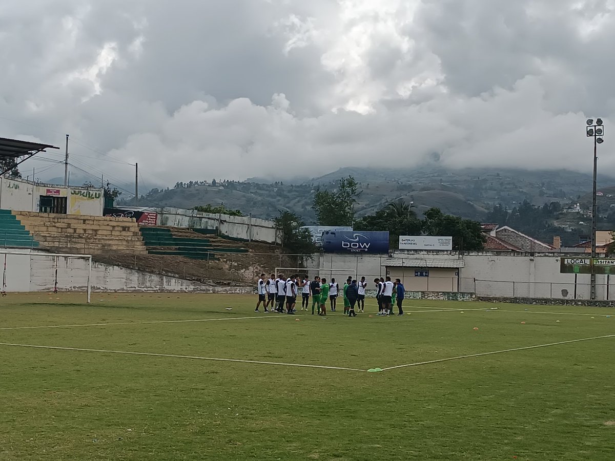 byrondavid01's tweet photo. Luego de las palabras de bienvenida de la directiva de @Gualaceo_sc, le tocó el turno al cuerpo técnico encabezado por Leonardo Vanegas. https://t.co/vFu8MuCyfi