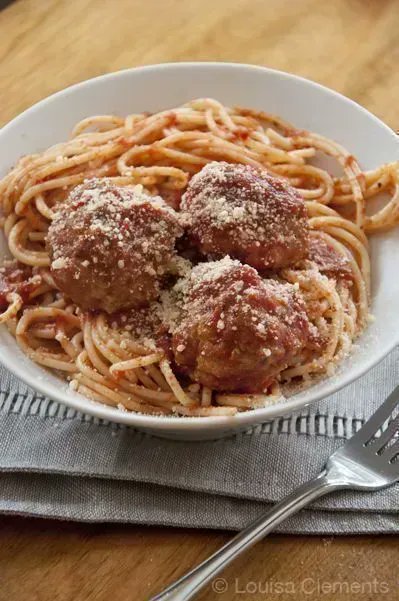 Check out this EASY recipe for turkey + hot sausage meatballs! RECIPE: buff.ly/2Ereceg #meatballs #foodie