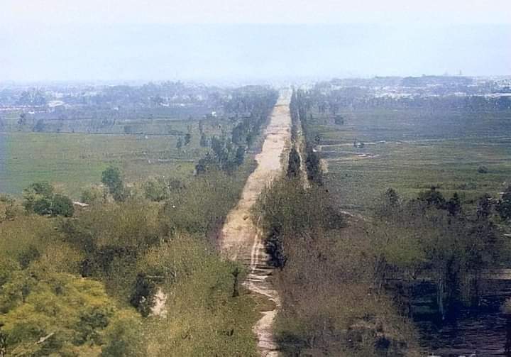 El paseo de la emperatriz visto desde lo alto del castillo de Chapultepec en 1880
Cambiaría su nombre a el paseo de la Reforma
Hoy parece difícil creer tanto edificio en esta zona 
#mexdelrecuerdo #paseodelareforma