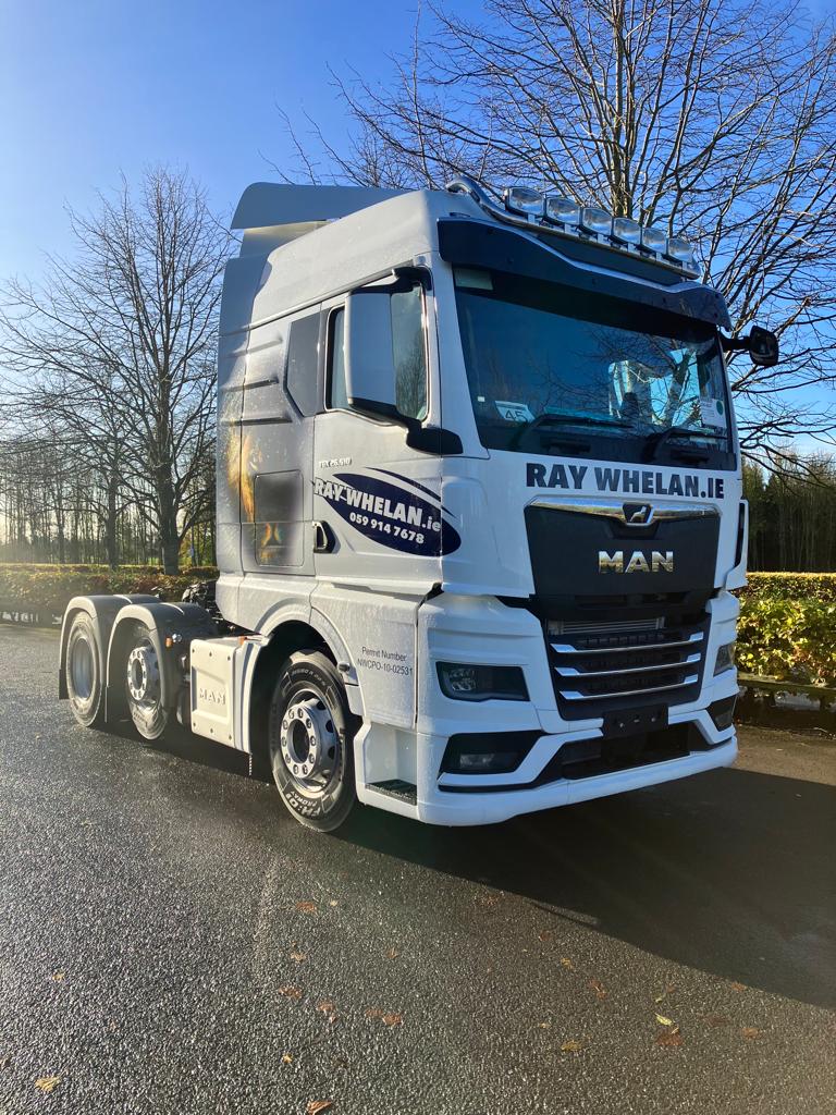 Thank you to Ray and Joe from Ray Whelan LTD. Carlow, who are kicking the year off in style with this new #MAN TGX 26.510 6X2 #truck, fitted with light bar tipping gear and graphics.