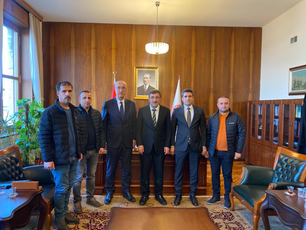 _cevdetyilmaz's tweet photo. Bingöl’de inşa edilen yeni KSS yönetimi ile bir araya gelerek gelişmeleri konuştuk. Üstyapı hızla bitirildi, altyapı aşamasına yaklaşıldı. Bu önemli üretim merkezinin biran önce tamamlanmasını diliyoruz.
@FeyziBerdibek1 
@Erdalarikan12 https://t.co/2Hs55UuXMM