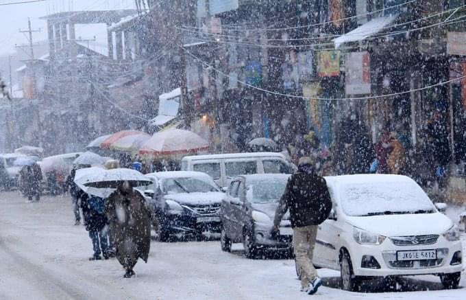 Kashmir covered with a white sheet of snow

#HeavySnowfall #JammuKashmir