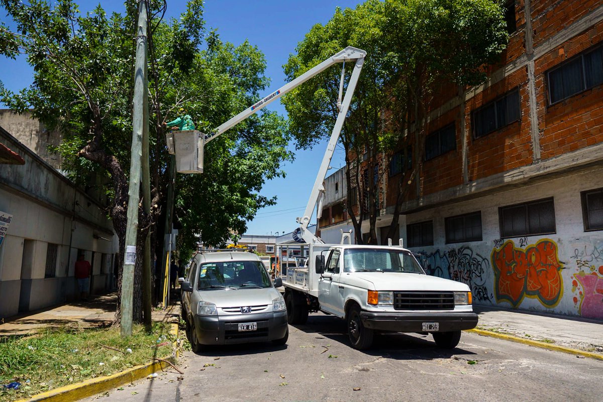 Municipalidad3F's tweet photo. 💡 Seguimos reforzando la instalación de luminaria LED en #Caseros y en todos los barrios de #3F. Sumamos luces de mayor potencia y menos consumo en Avenida Alvear y Belgrano, para que los vecinos circulen más seguros. ¡Podemos más! 💪 https://t.co/1XWXJox1es