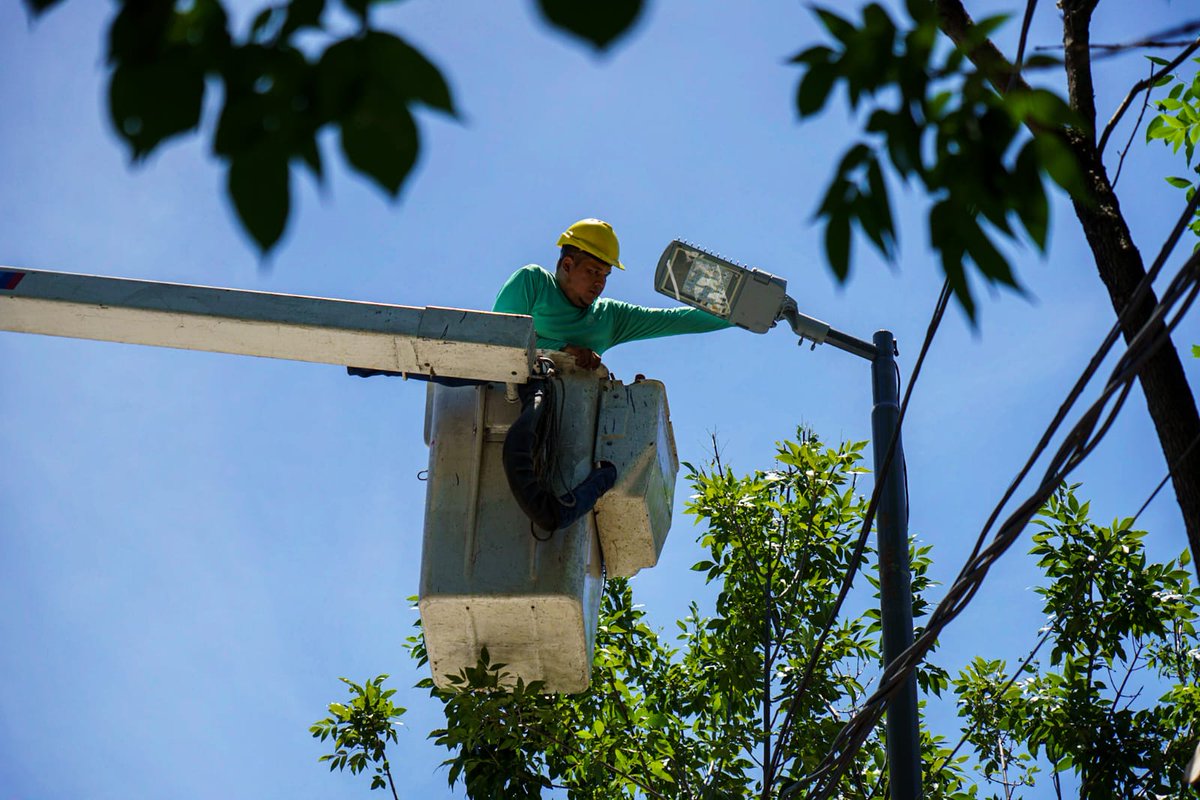 Municipalidad3F's tweet photo. 💡 Seguimos reforzando la instalación de luminaria LED en #Caseros y en todos los barrios de #3F. Sumamos luces de mayor potencia y menos consumo en Avenida Alvear y Belgrano, para que los vecinos circulen más seguros. ¡Podemos más! 💪 https://t.co/1XWXJox1es