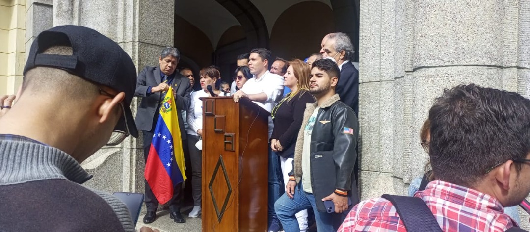 Representantes de gremios universitarios se concentran en el patio central del edificio Rectorado de la <a href="/ULA_Venezuela/">Univ. de Los Andes</a> para acordar una agenda de protestas ante la critica situación de los salarios de docentes y trabajadores.
#10Enero