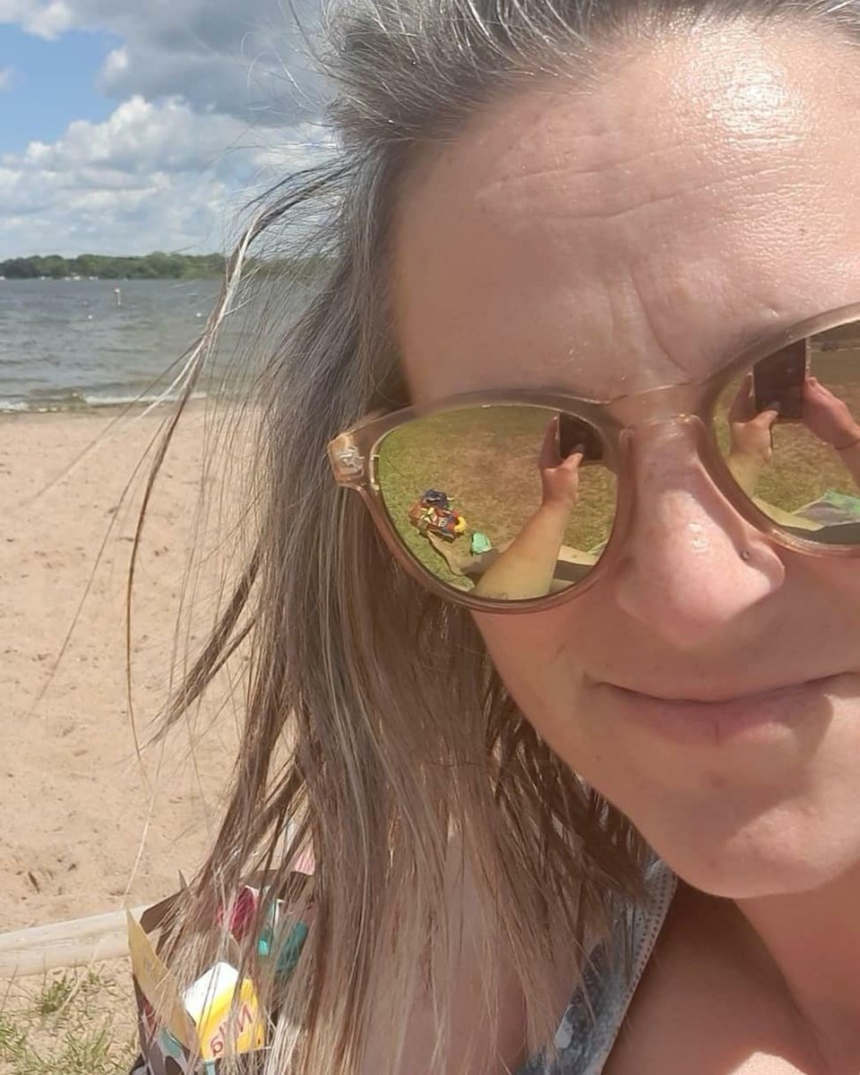 It's a sunny day out in the beach, y'all stay safe🙈