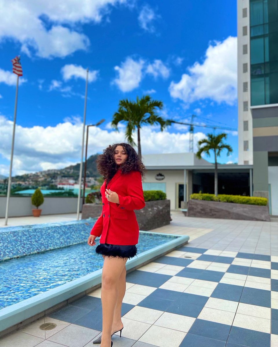 aztecahonduras's tweet photo. #Farándula ⭐️ | Tituladas "Sin pie de foto". Queremos comenzar nuestro día compartiéndoles estas hermosas imágenes de la Leona de Honduras, @Cesia_Saenzz. 🦁🔥
#Famosos #MásCercaDeTi #Honduras #Cesia #CesiaSaenz #Rojo #TGU #TvAztecaHonduras #LeonaDeHonduras #MásNoticias https://t.co/Lz74evbgE4