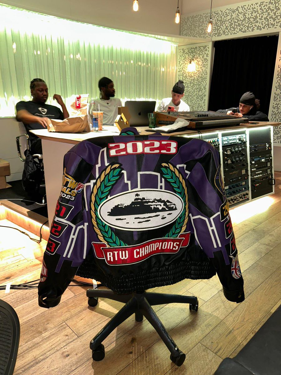 wrld_mag's tweet photo. 🚨 CENTRAL CEE x DAVE !

Les 2 artistes étaient au studio ensemble 👀 https://t.co/Oy74I5TK1l