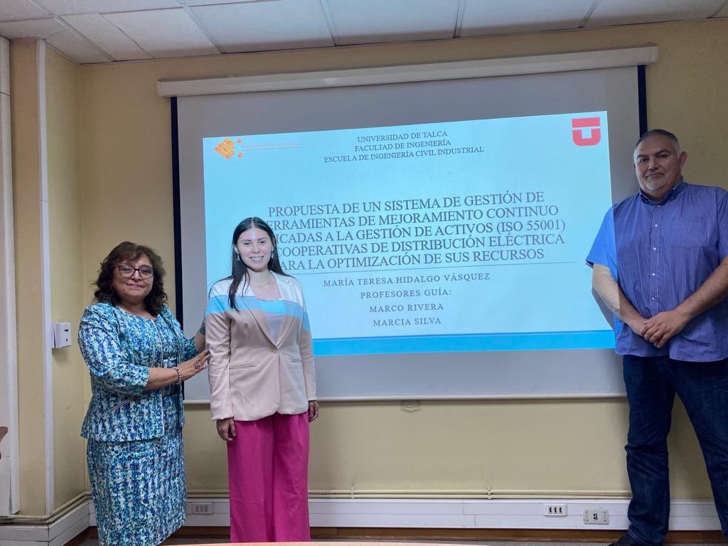 CTCE_Utalca's tweet photo. Continuamos con las buenas noticias 👇👇

Felicitamos a María Teresa Hidalgo, quien acaba de defender su trabajo de título, que fue guiado por el profesor Marco Rivera y por la prof. @marsilf2011, académicos de la Facultad de Ingeniería #UTalca. 
Felicitaciones María Teresa 👏 https://t.co/jbhS0IFyxX