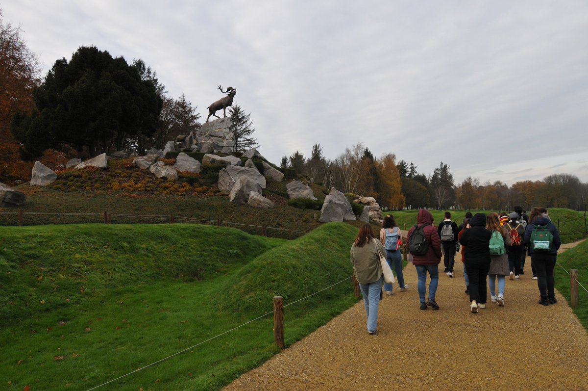 masterHCPupjv's tweet image. La journée s’est achevée par la visite du #mémorial terre-neuvien de #BeaumontHamel où un réseau
de #tranchées est très bien conservé. Les étudiants ont pu également apercevoir le #monument au
caribou, symbole du #RoyalNewfoundlandRegiment.
