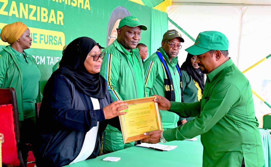KongweTv's tweet photo. Mwenyekiti wa  CCM Taifa na Rais wa Jamhuri ya Muungano wa Tanzania Ndg. Samia Suluhu Hassan akikabidhi Vyeti kwa baadhi ya Wadau waliowezesha  kufanikisha Matembezi ya UVCCM katika kuadhimisha miaka 59 ya Mapinduzi ya Zanzibar yaliyofanyika Kijiji cha Paje, Mkoa wa Kusini Unguja https://t.co/nSPzSgsbMo