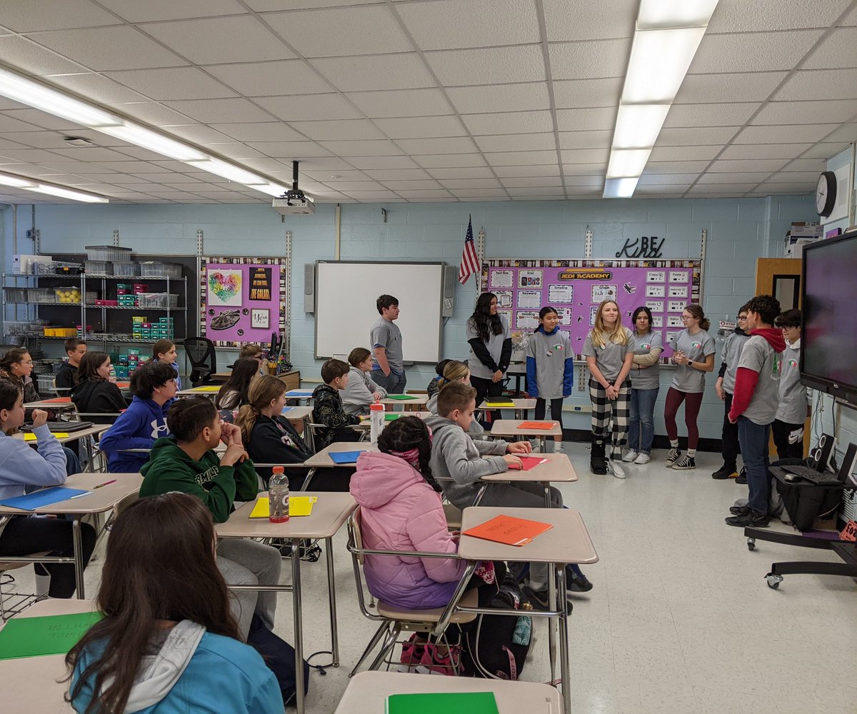 Day 1 of #WorldLanguage visits to our 6th grade STEM classes!  Getting prepped to pick our language to start learning in 7th. 💚 #dalerpride <a href="/PaulDefendini/">Paul Defendini</a> @profmesuraca <a href="/depierroHMS/">Cheryl DePierro</a> <a href="/JenniferJOlsen/">Jennifer Olsen, Ed.D</a>