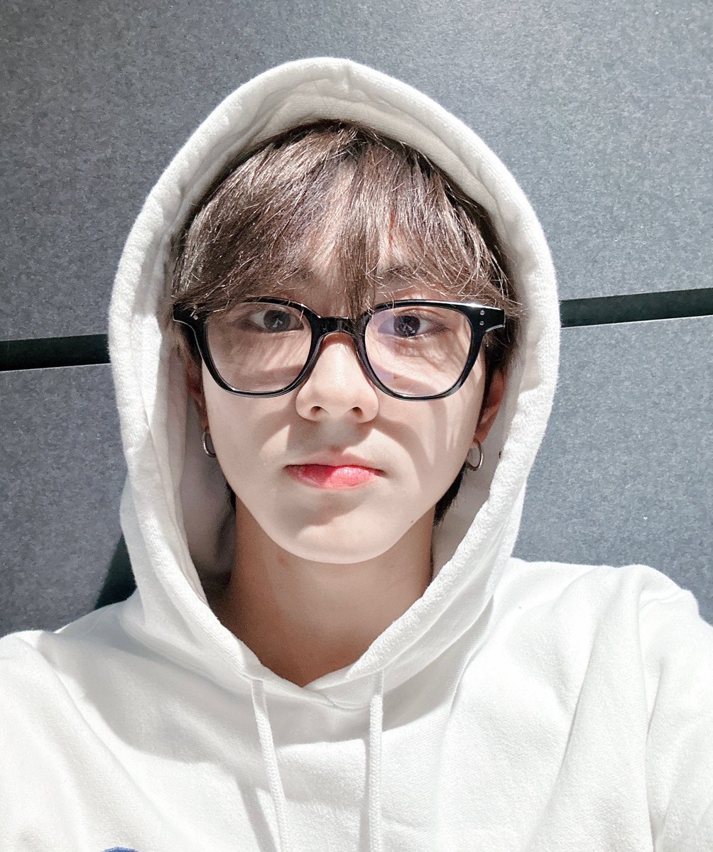 gueenca's tweet photo. 왼쪽 열아홉 오른쪽 스물 아니 스몰 https://t.co/jJ8aWNibpo