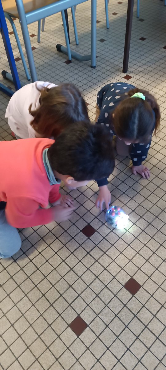 EcoleJussey's tweet photo. Programmation pour les élèves de CP, CE1 et CE2 avec les blue bots : découverte du robot et de son utilisation en groupes #PDMQDC
@PhDestable @DSDEN70 @mickaelporte @Vesoul2Vesoul3 https://t.co/OSld05stS3