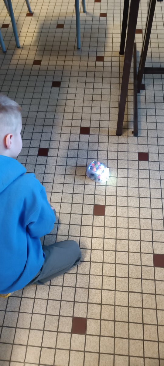 EcoleJussey's tweet photo. Programmation pour les élèves de CP, CE1 et CE2 avec les blue bots : découverte du robot et de son utilisation en groupes #PDMQDC
@PhDestable @DSDEN70 @mickaelporte @Vesoul2Vesoul3 https://t.co/OSld05stS3