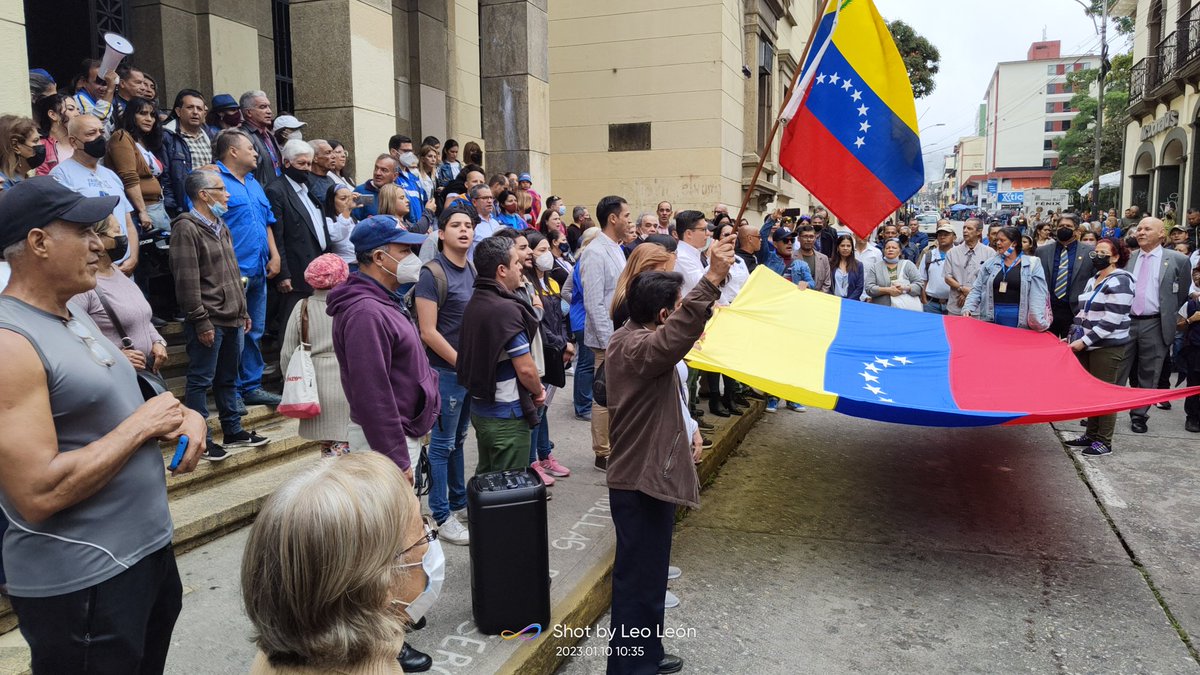 #10Ene...Luego de la rueda de prensa realizada por la dirigencia gremial universitaria trabajadores salen a la calle a protestar para sumarse a las acciones que adelantan los docentes
