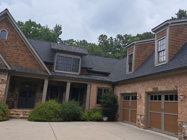 DrRoofAtlantaGA's tweet photo. Another roof installed, what a great way to start 2023! #roofer #new #Rooftop #home https://t.co/Sh6THJg77a