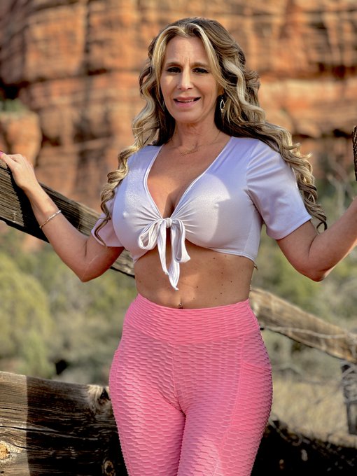 Leggings fit just right ??? https://t.co/TUXlKo7x2F