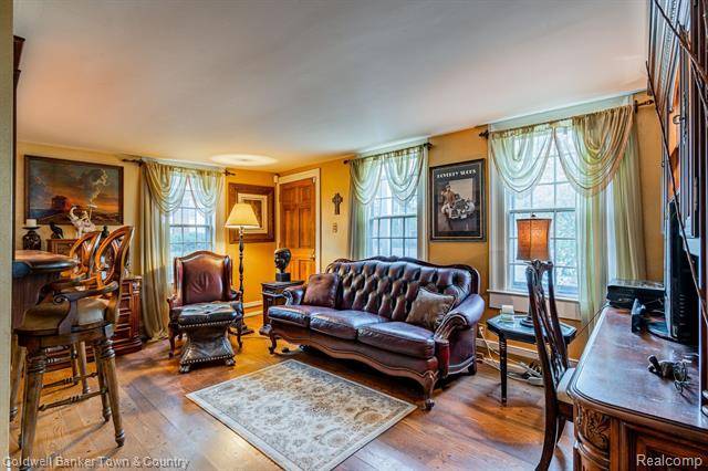 Russell_howard2's tweet photo. 📍23925 FARMINGTON Road, Farmington, MI 48336 

 Check out this amazing new listing In Farmington. This historic property used to be the original Farmington post office and they spared no expense remodeling it into a dream home.  https://t.co/wCHVYax2yE https://t.co/Tdi9XiFskb