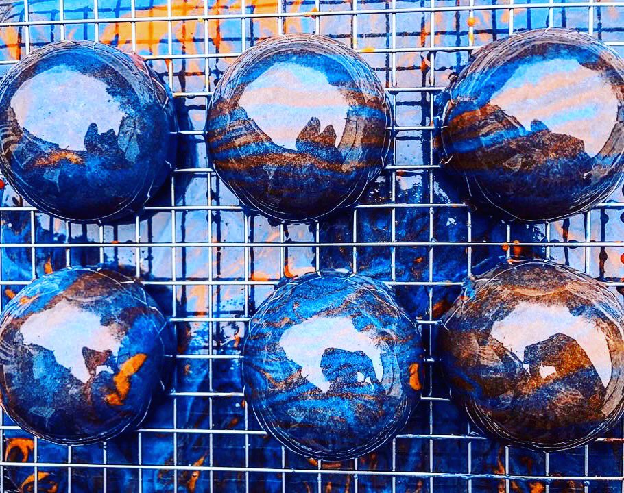 Ugne_Bakes's tweet photo. Galaxy vibes 🌌… Mirror glaze covering chocolate and crunchy peanut mousse half spheres 👌🏼I think marbling on these domes looks pretty awesome 🤩 

#mirrorglaze #mirrorglazecake #halfsphere #chocolate #chocolatemousse #peanutbuttermousse #chef #pastrychef #patisserie #GBBO https://t.co/Eew0M11E7R