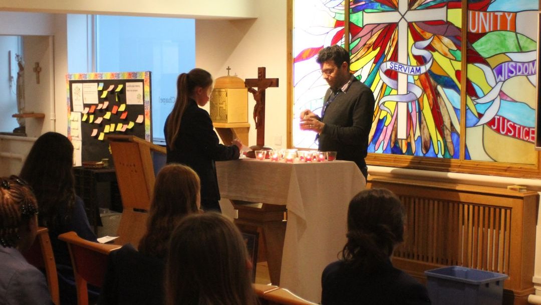 uhswimbledon's tweet photo. Sometimes we're very busy... being busy, & we need time to stop, pause, & reflect!
Year 8 Bernadette have been doing just that today - in enjoying their Retreat Day with our new Chaplain; Mr Cunliffe- who we are delighted to welcome!
#Serviam #SpiritualLife #CatholicEthos https://t.co/kgvI40o45q