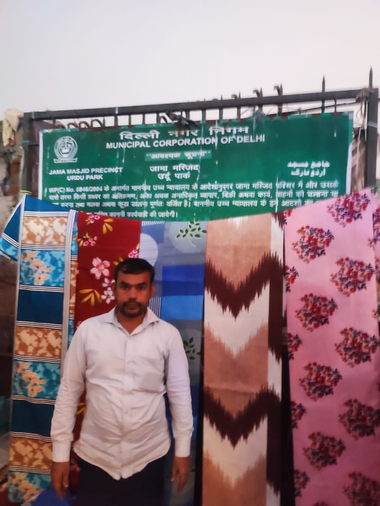 RWA_Federation's tweet photo. @dillianjuman @msisodia @ArvindKejriwal Once there was a fountain between Mazar of Abul Kalam Azad and Urdu Park that now encroached by illegal hawkers despite the board clearly says of contempt of Hon'ble High Court if encroached. Petition filed by @SuhailAK67 but NO ACTION TAKEN @CMODelhi  @ParladSawhney #Ward75 https://t.co/illYv58NO2